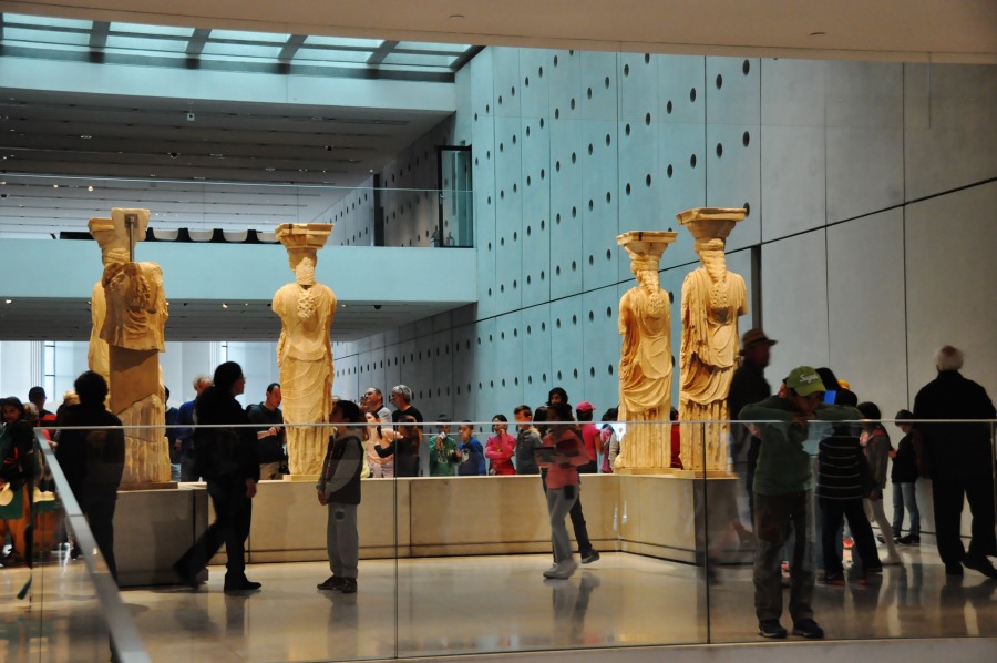 הקאריטידות ממקדש האריכטאון [מראה מאחור], מוזיאון האקרופוליס החדש.